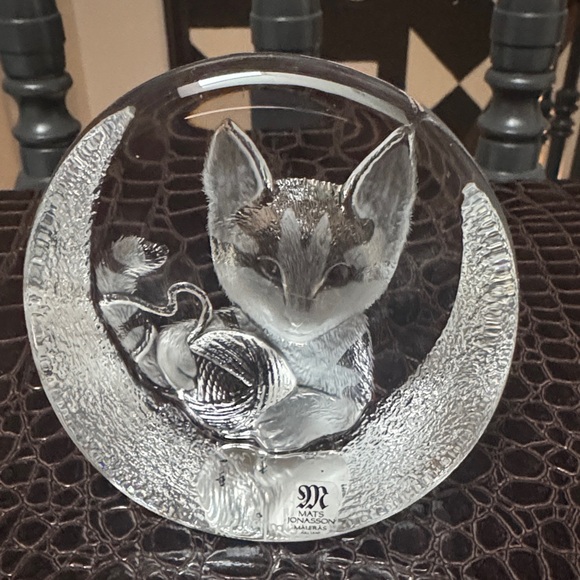 Mat Jonasson Cat Paperweight - Picture 2 of 4